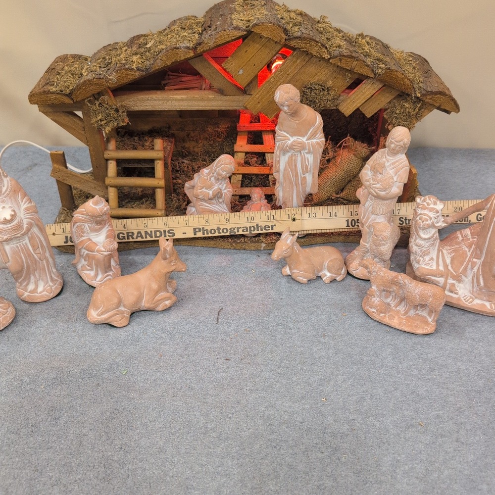 Lighted Wooden Nativity Stable with 11 Terracotta Style Figurines Christmas Set - Picture 13 of 16
